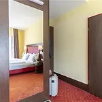 Plaza Premium 4*