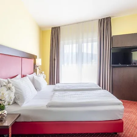 Plaza Premium 4*