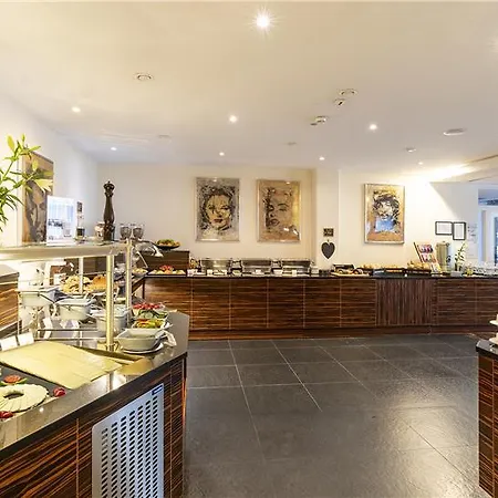 Plaza Premium فندق 4*