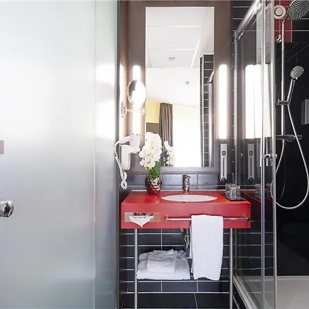 Plaza Premium فندق 4*