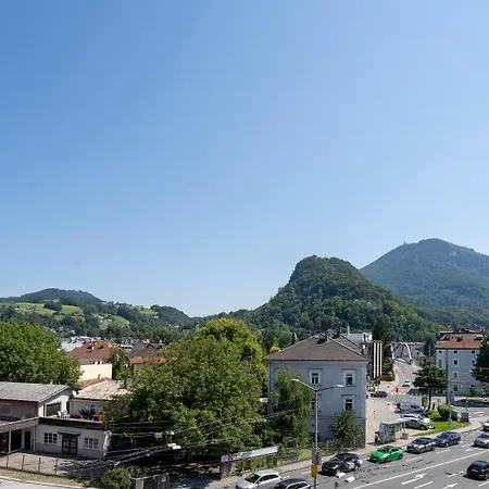 Plaza Premium ホテル 4*