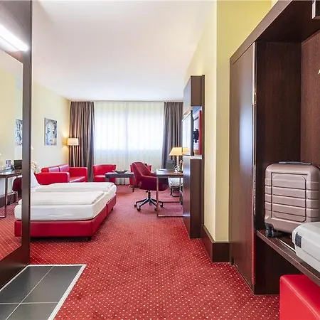 Plaza Premium 4*
