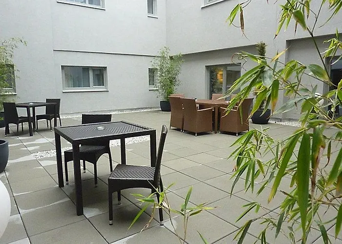 מלון Plaza Premium 4*