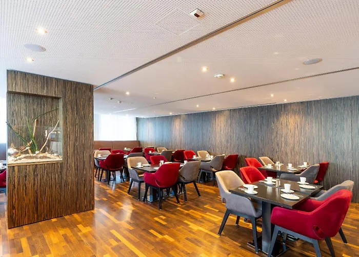 Plaza Premium מלון