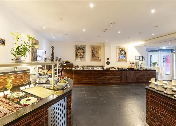 Plaza Premium מלון 4*