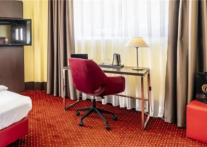 Plaza Premium מלון