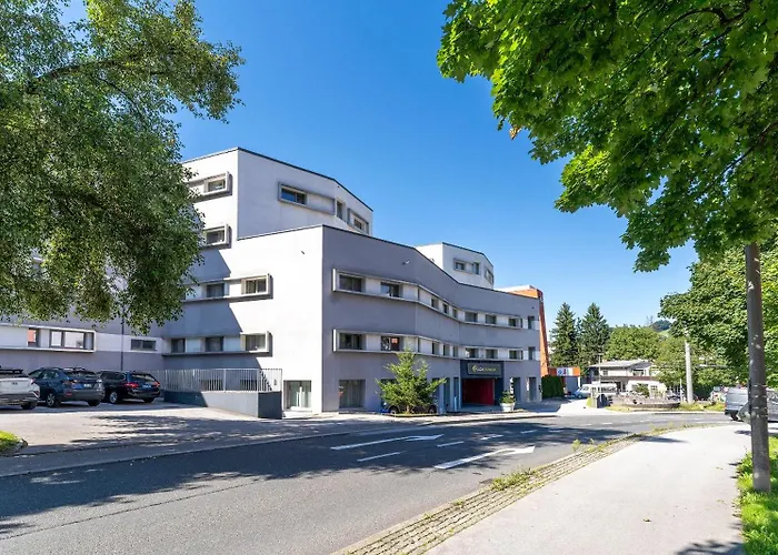 Plaza Premium מלון 4*