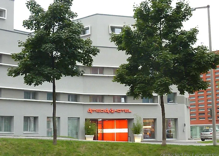 Plaza Premium מלון