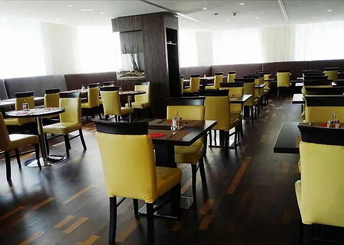 Plaza Premium מלון