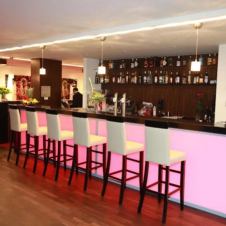 Plaza Premium 4*